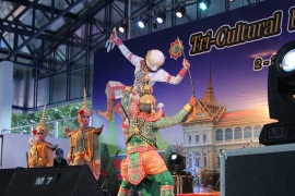 การแสดงโขน ตอนตามกวาง ออกยกรบ งาน tri culture ด่านนอก 2558