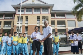 มอบเกียรติบัตรและถ้วยรางวัลแก่นักเรียนการแข่งขันกีฬาฟุตซอล 2562